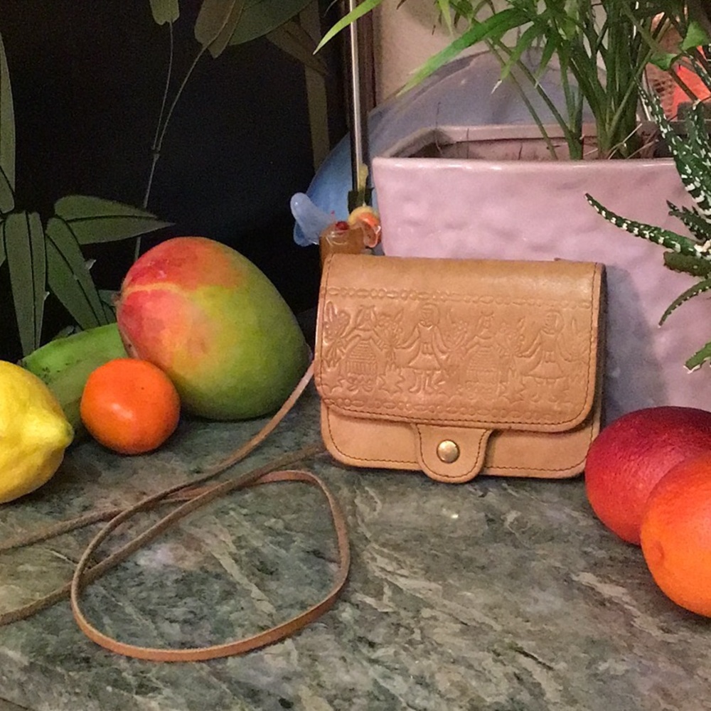 Brazilian🌟artisan made🍮tiny purse, long strap. Beautiful!